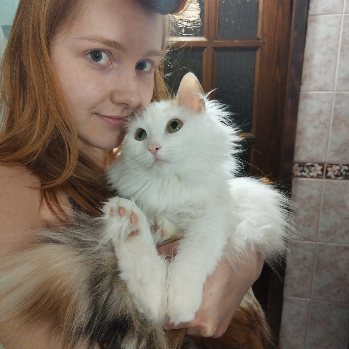 Woman poses with white cat in Yekaterinburg portrait session