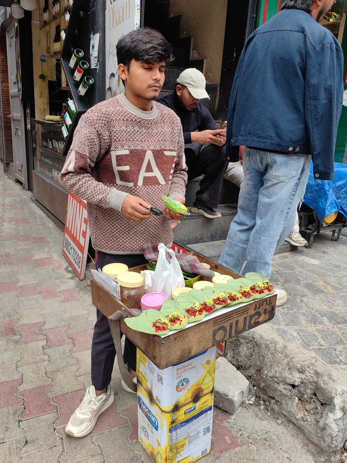 Street vendors and morning traffic in Manali's mountain market