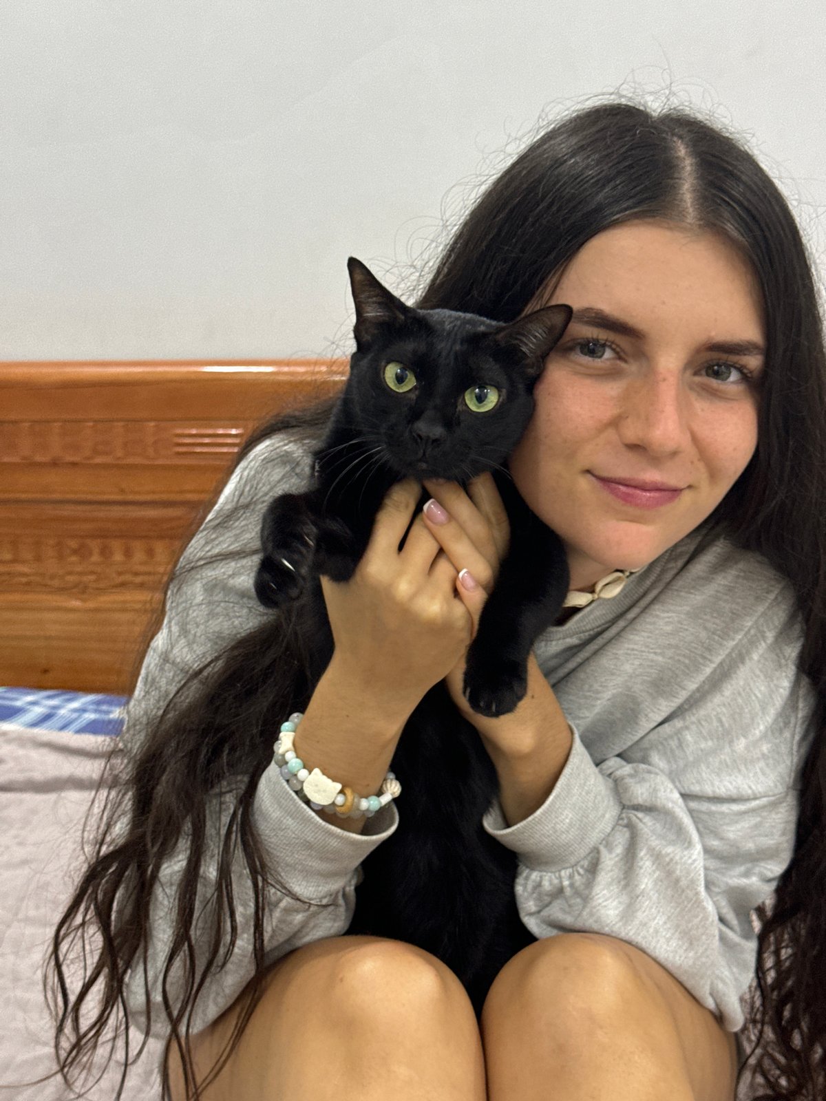 Woman shares quiet afternoon moments with cats in Mũi Né