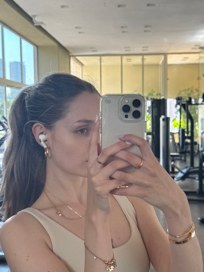 Woman documents workout session at Mexico City gym facility