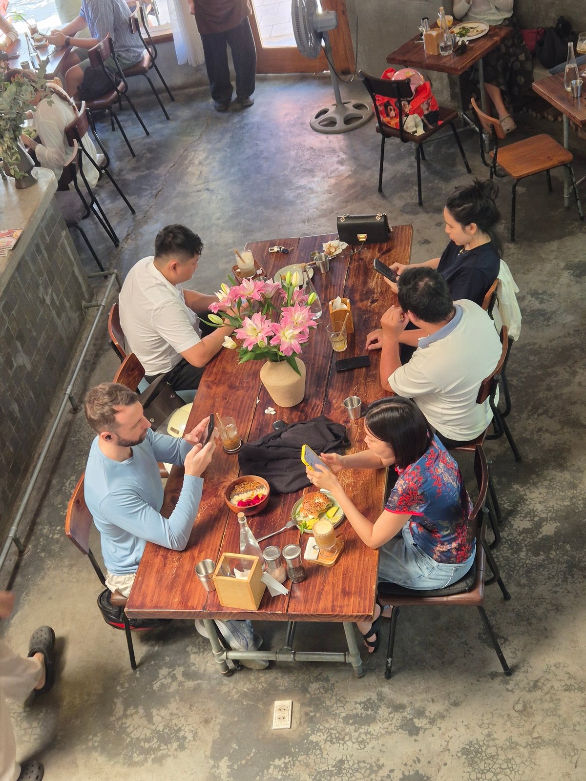 Cafe scene in Đà Nẵng with multiple patrons dining and working
