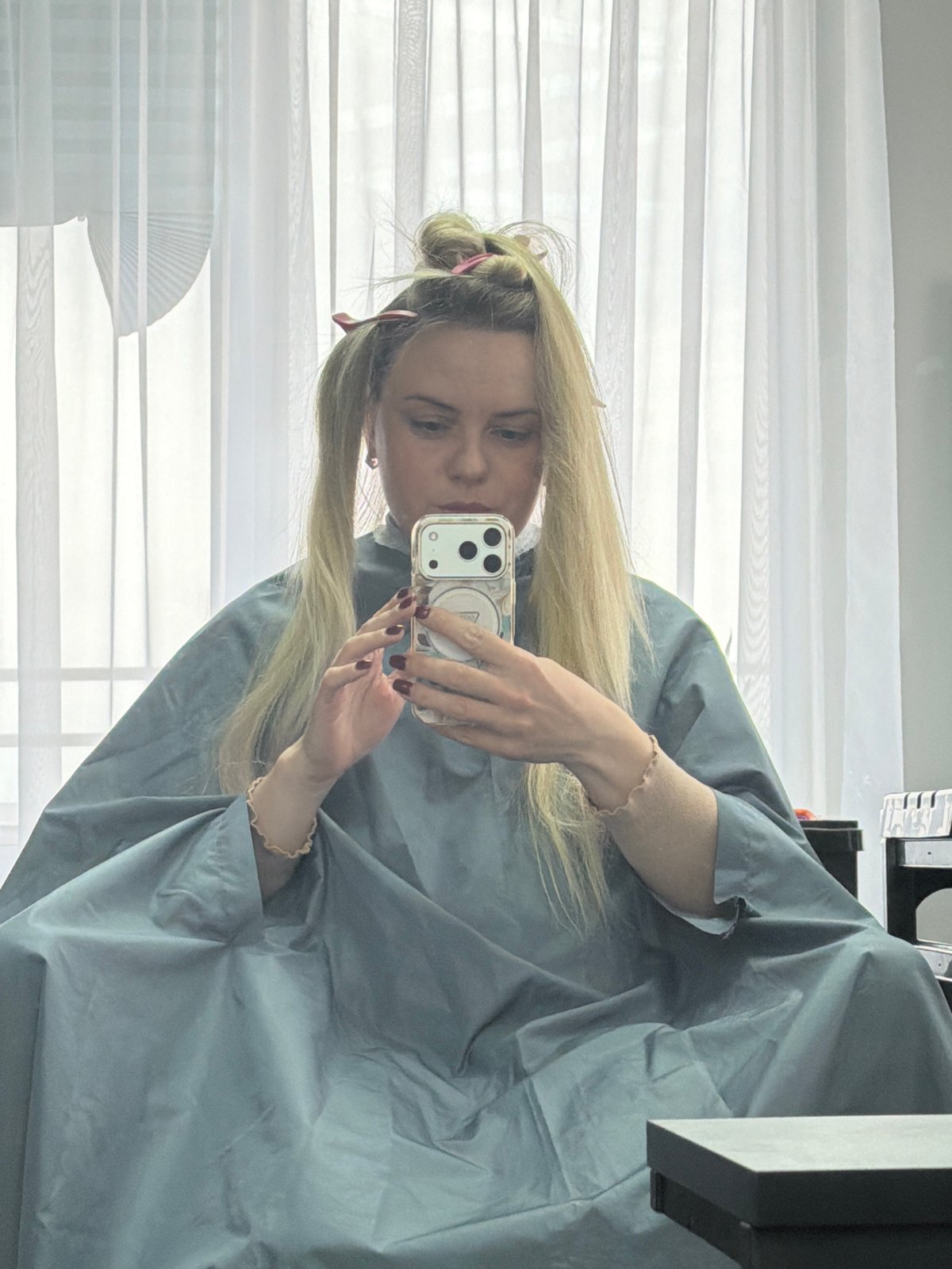 Morning scenes from Votkinsk: salon selfie and restaurant entrance