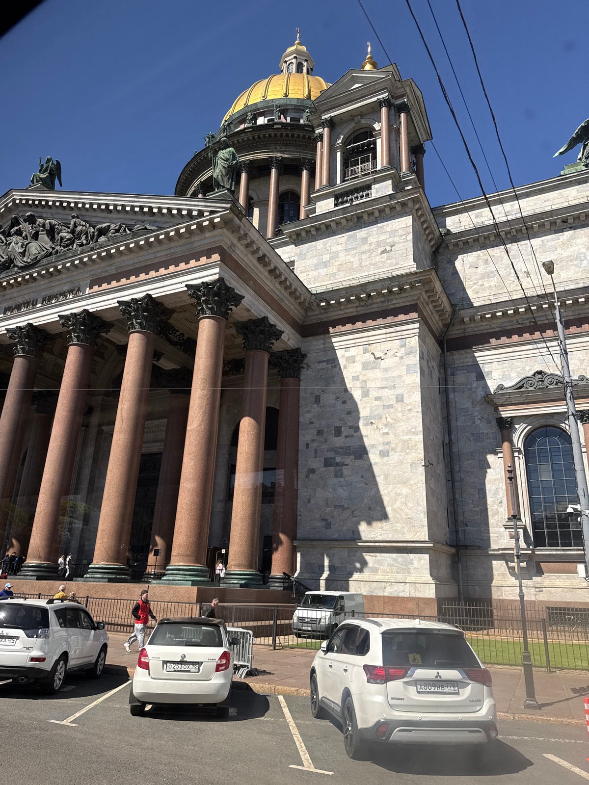 Tourist photographs St. Isaac's Cathedral area in Saint Petersburg