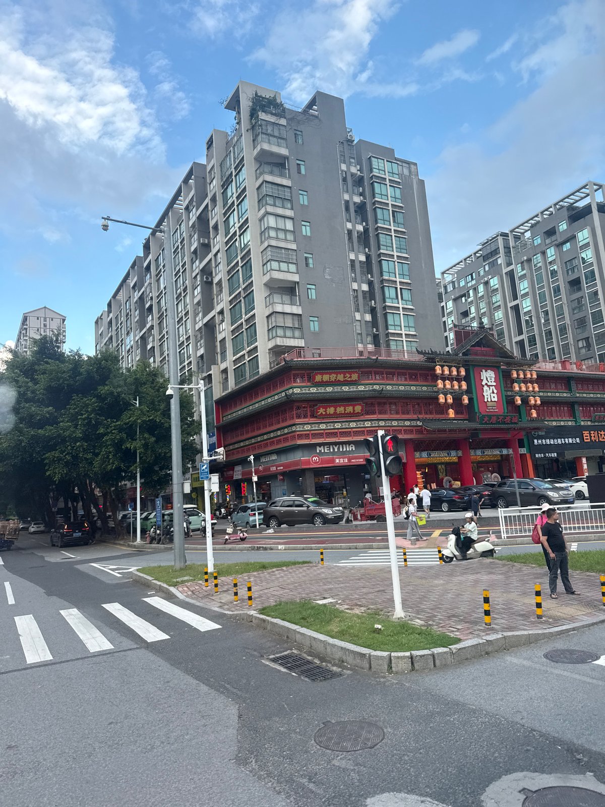 Morning street traffic through a Huizhou urban corridor