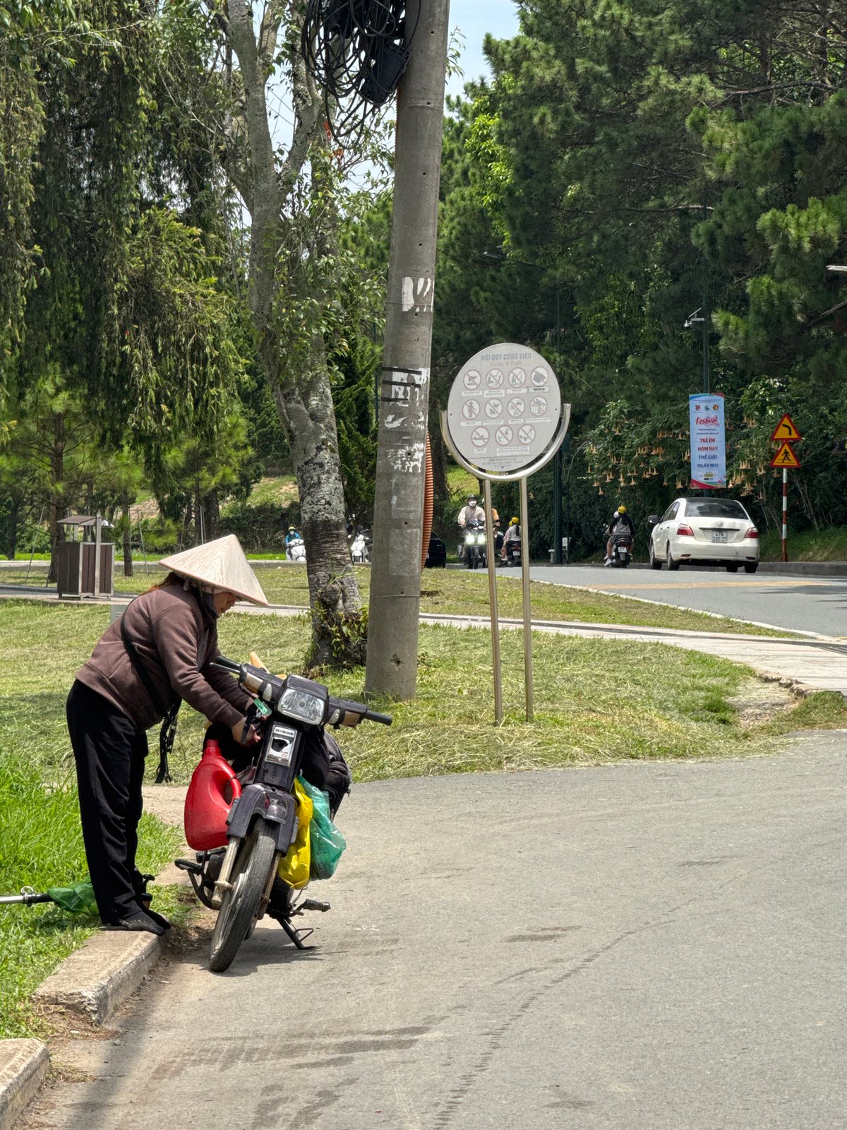 Everyday life and quiet lakeside scenery in Đà Lạt
