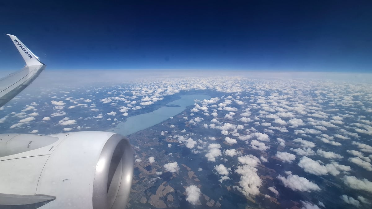 Passenger captures aerial view from Ryanair flight over Hungary