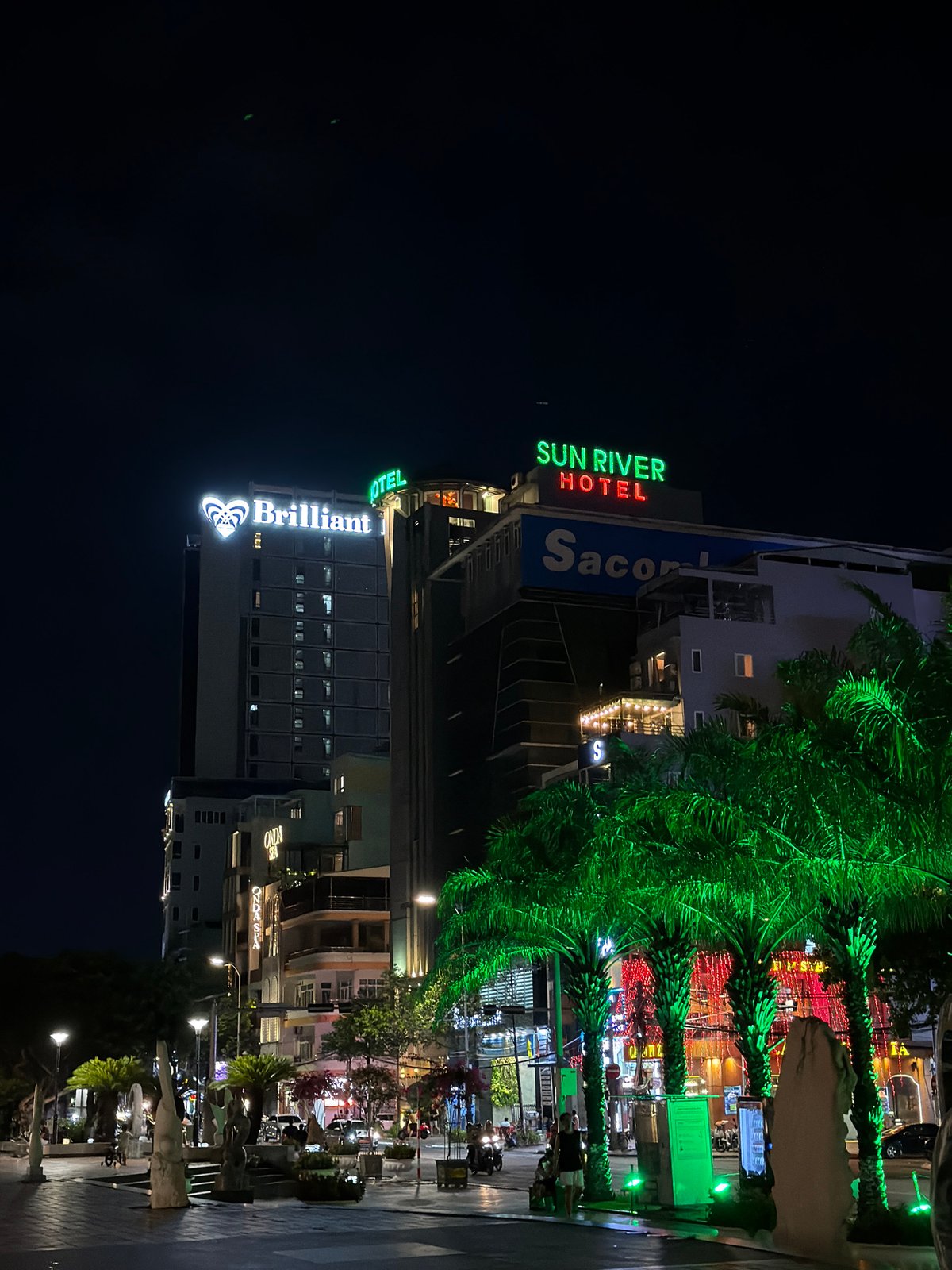 Nightlife along Đà Nẵng's Han River promenade