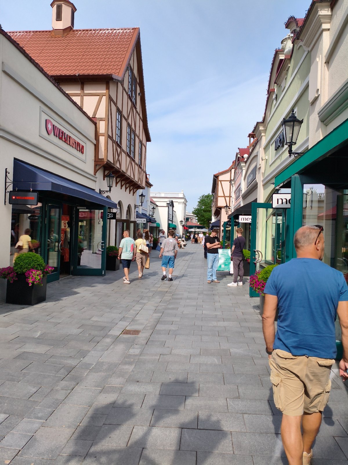Browsing the Designer Outlet Neumünster on a summer morning