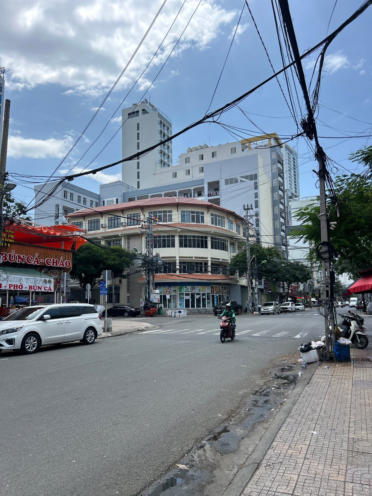 Morning street life documented across Nha Trang Ward