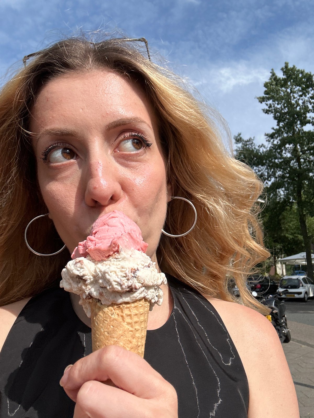 Amsterdam residents enjoy casual afternoon activities on spring weekend