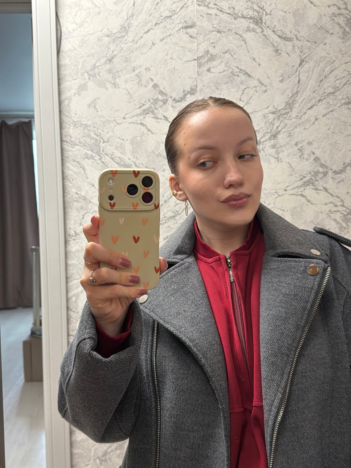 Woman documents morning selfie and makeup routine in Russia