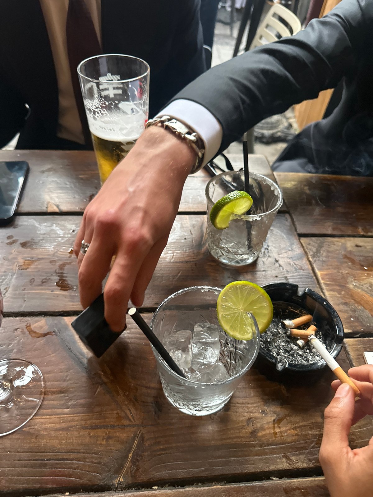 London evening scenes: pub activity and residential photography documented