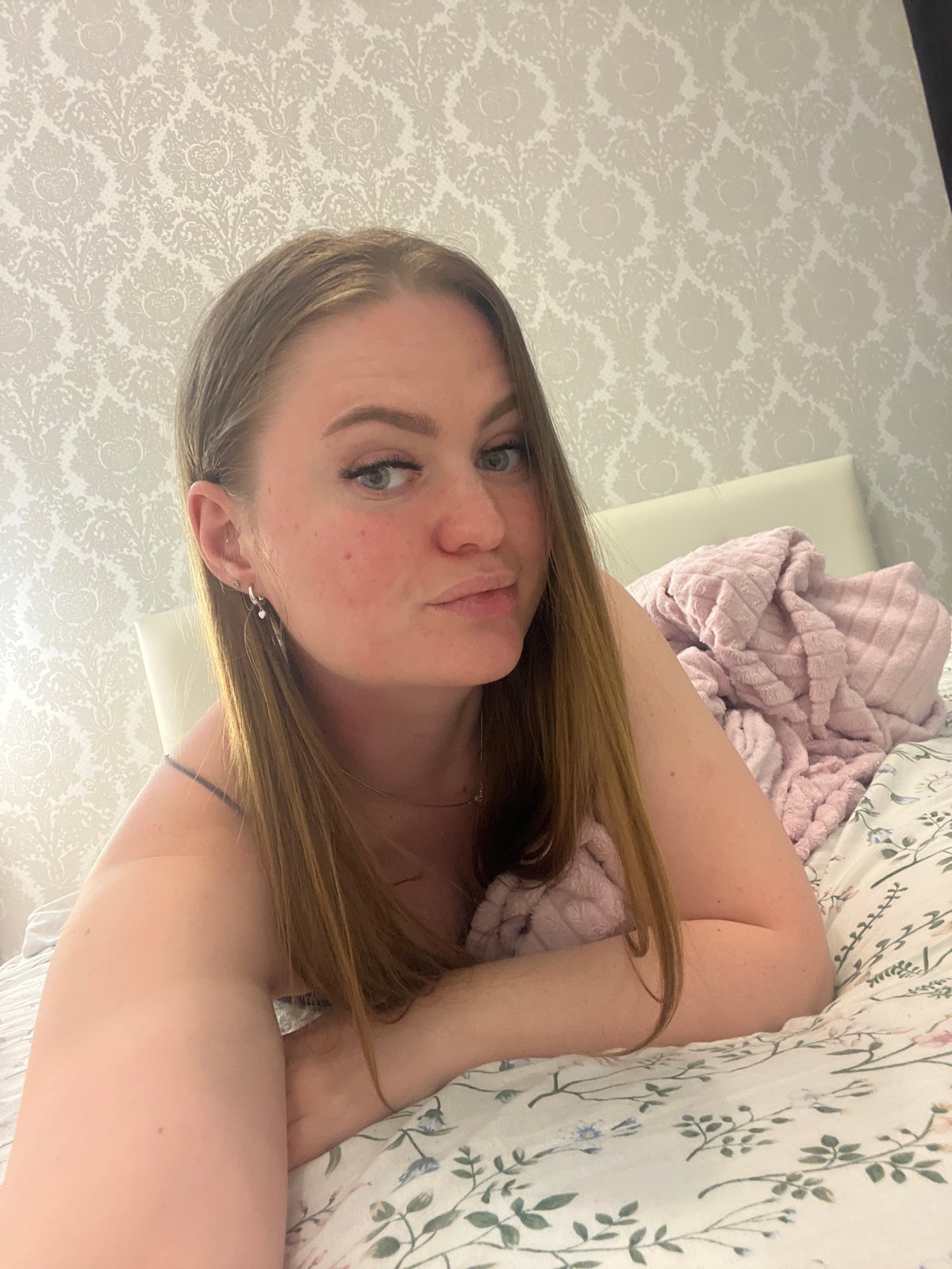 Woman documents costume changes during 36-minute selfie session in Sevastopol