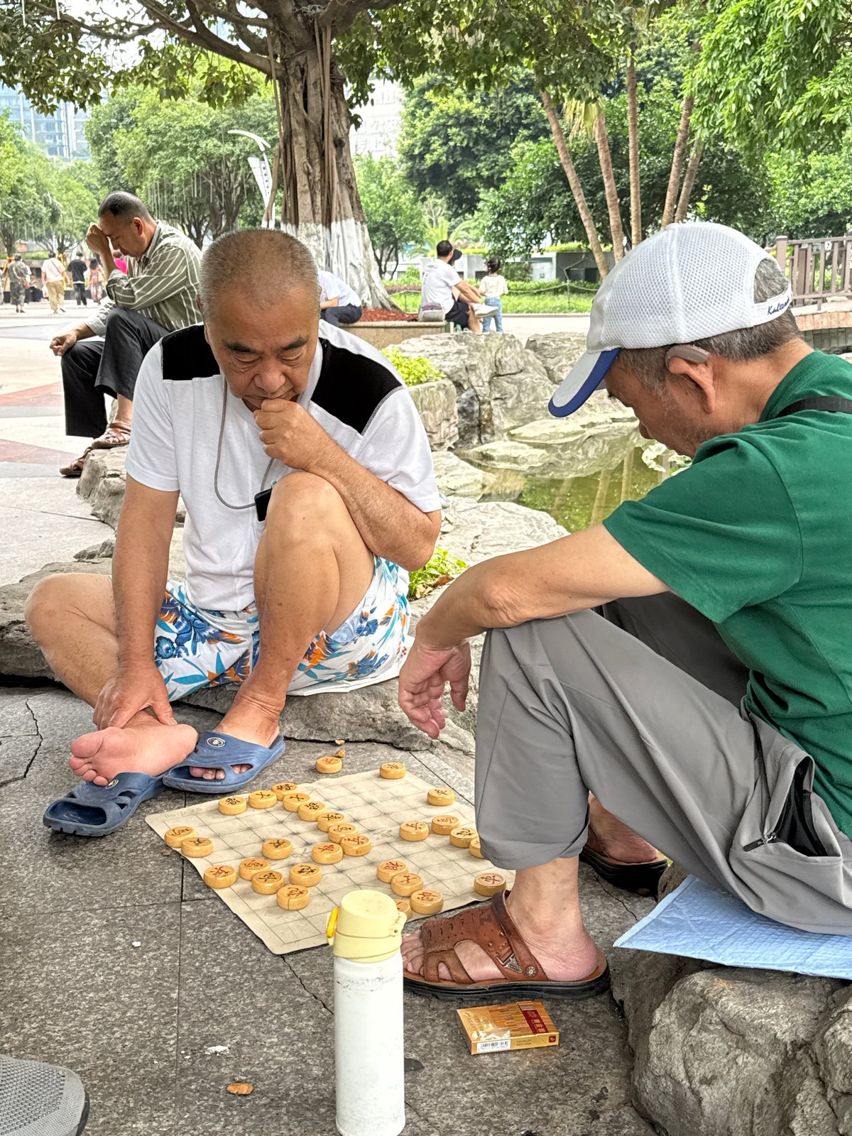 Morning chess game draws observers in Liangjiang park