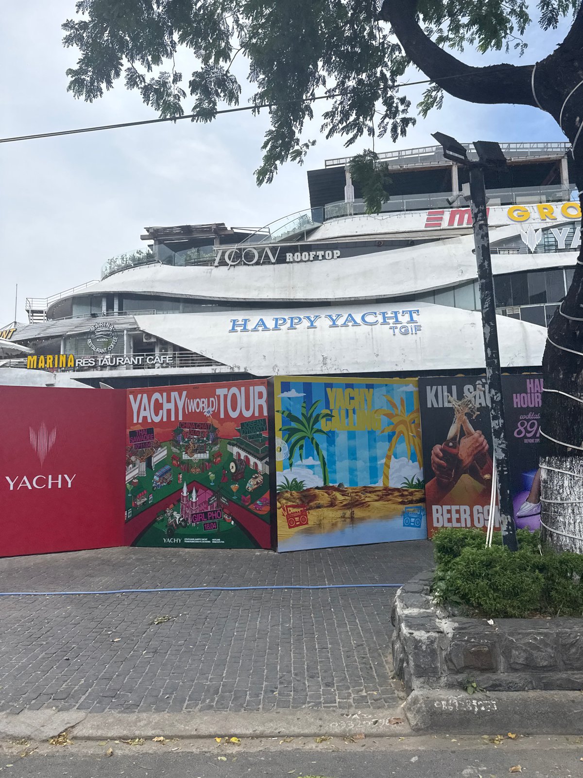 Marina Restaurant Cafe building observed in Đà Nẵng street scene