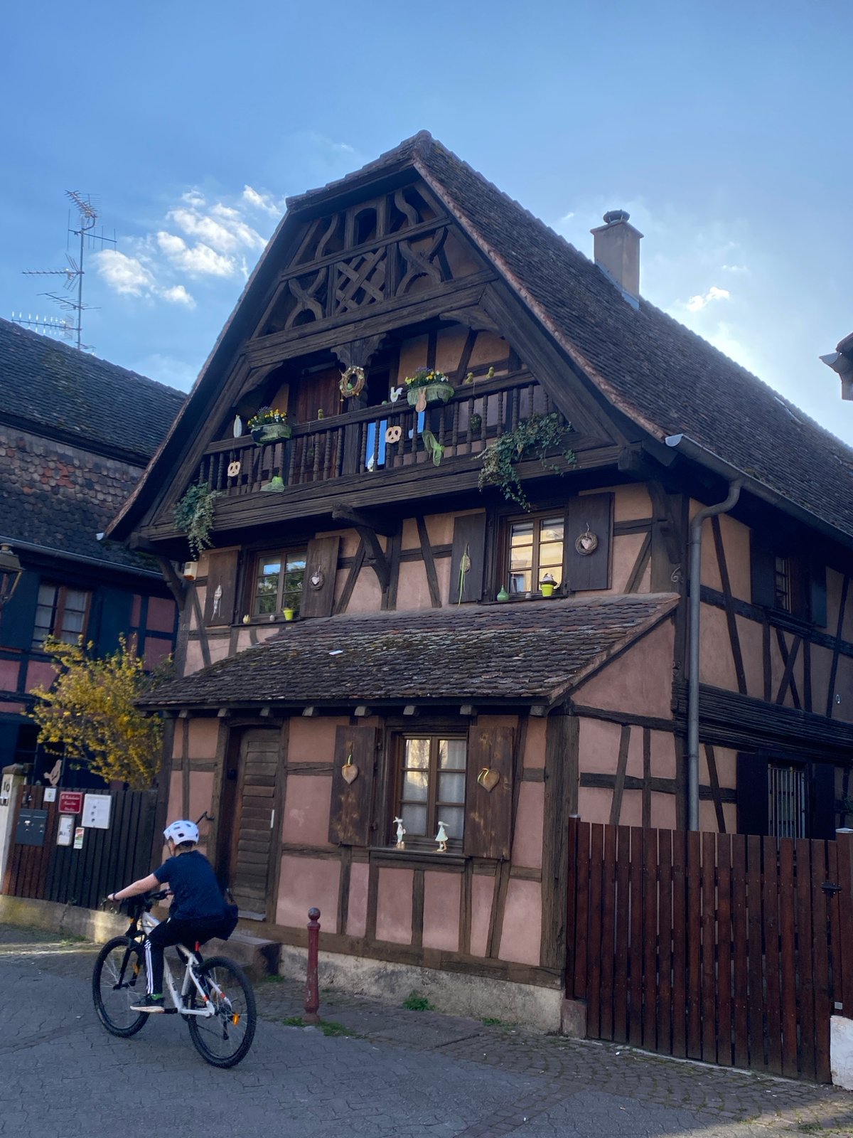 Afternoon life documented across Schiltigheim, France neighborhoods