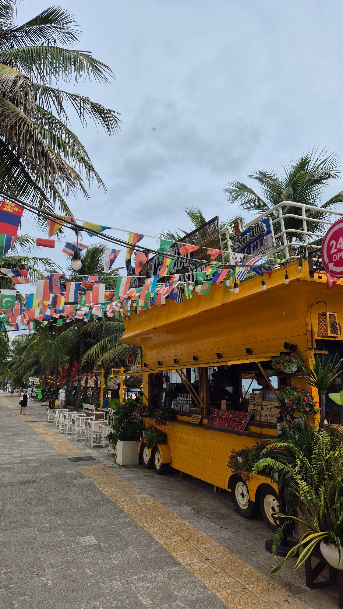 Morning scenes documented across Đà Nẵng's tourist coastal district
