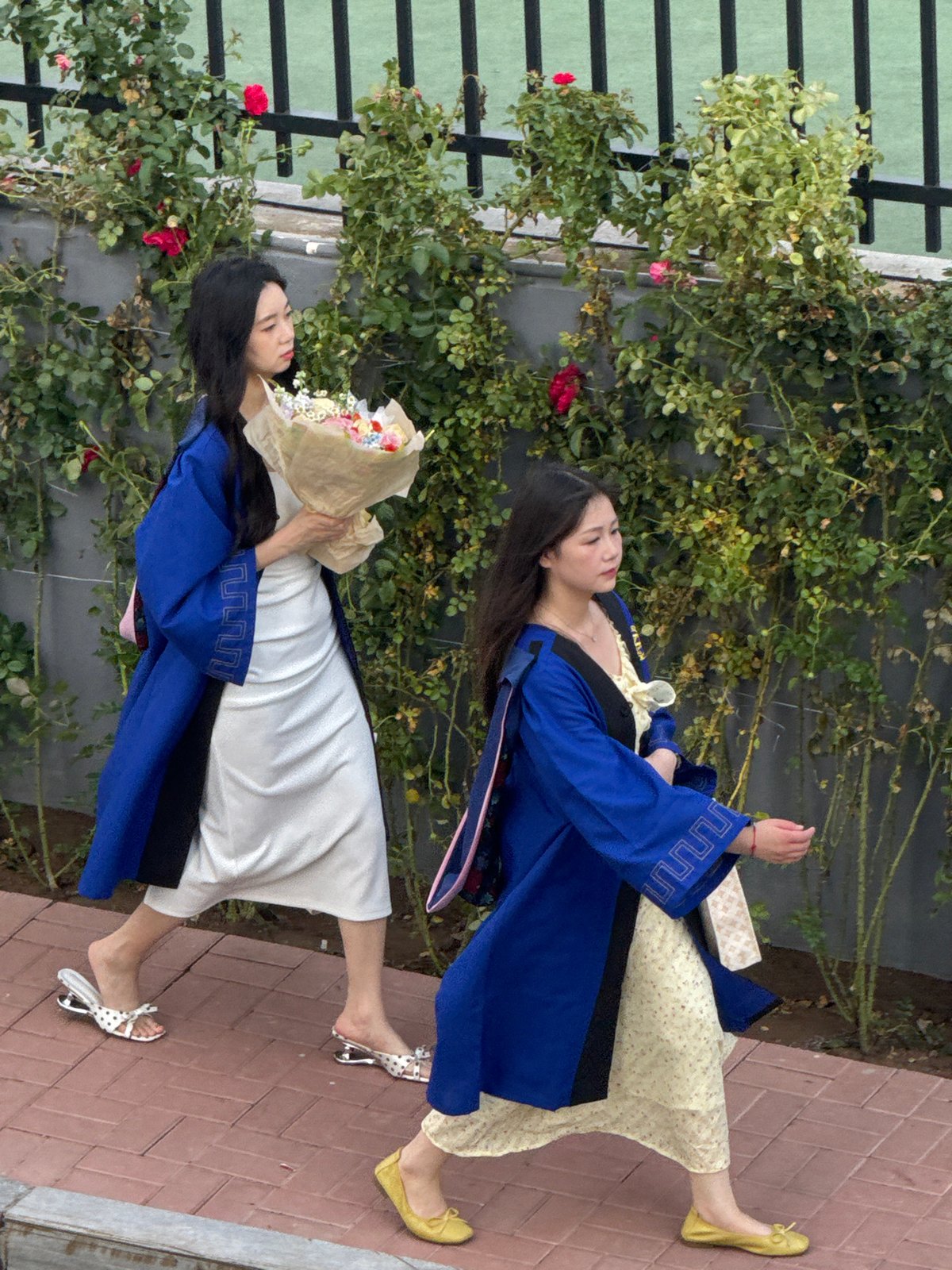 Graduation day in Zhongtun: gowns, roses, and a live stage