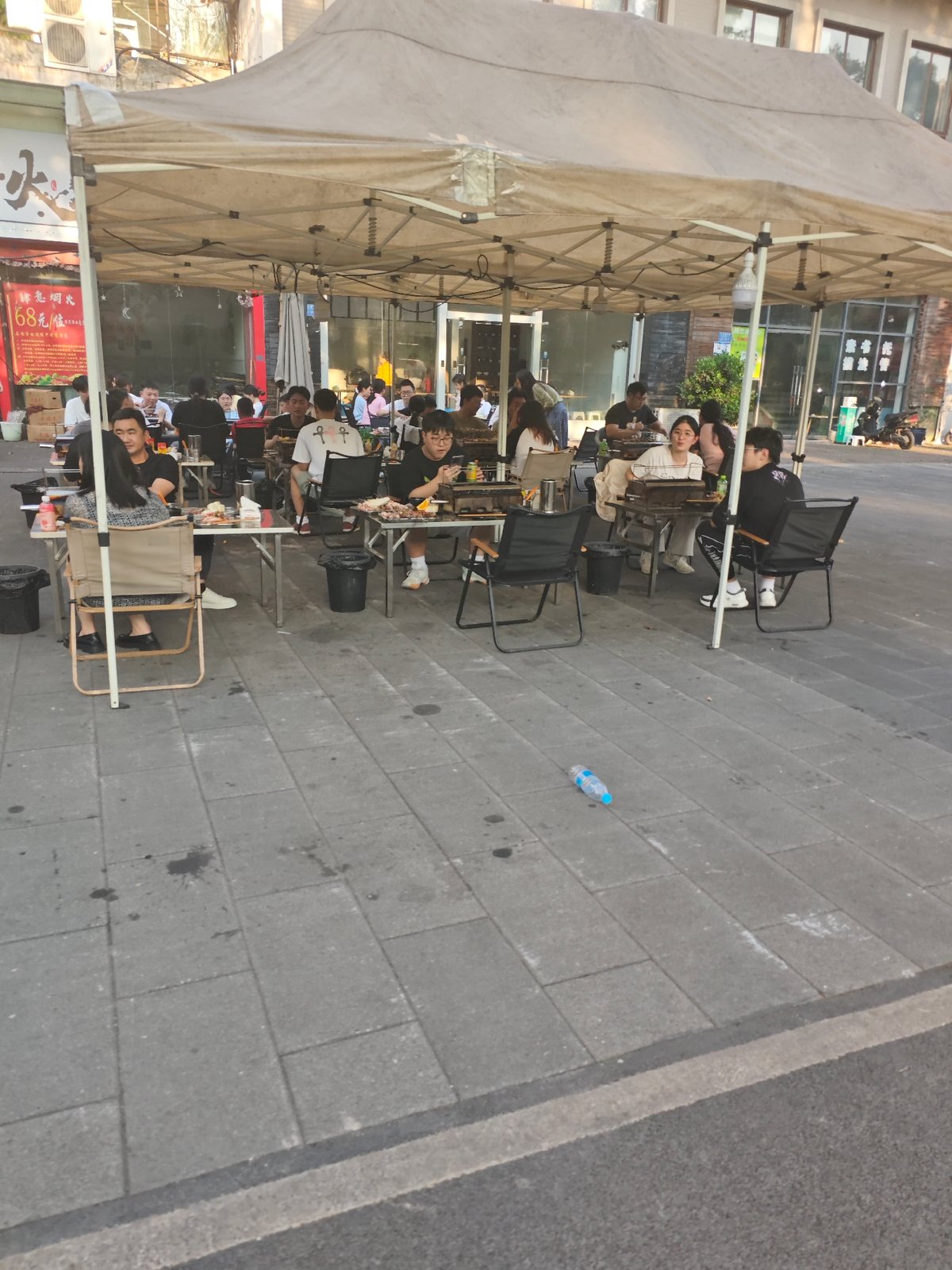 Lunchtime dining scene captured at Chongqing High-tech Zone restaurants
