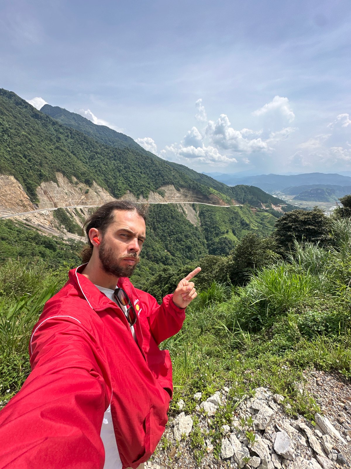 Solo motorcyclist documents scenic mountain journey in Muong Than, Vietnam