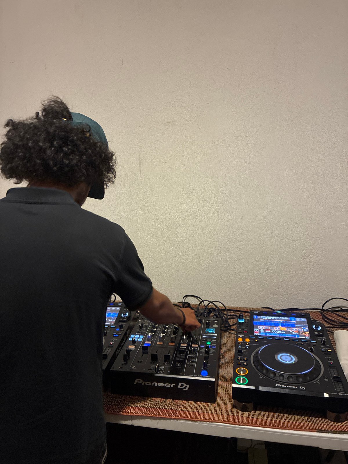 Early morning DJ session captured in Mexico City