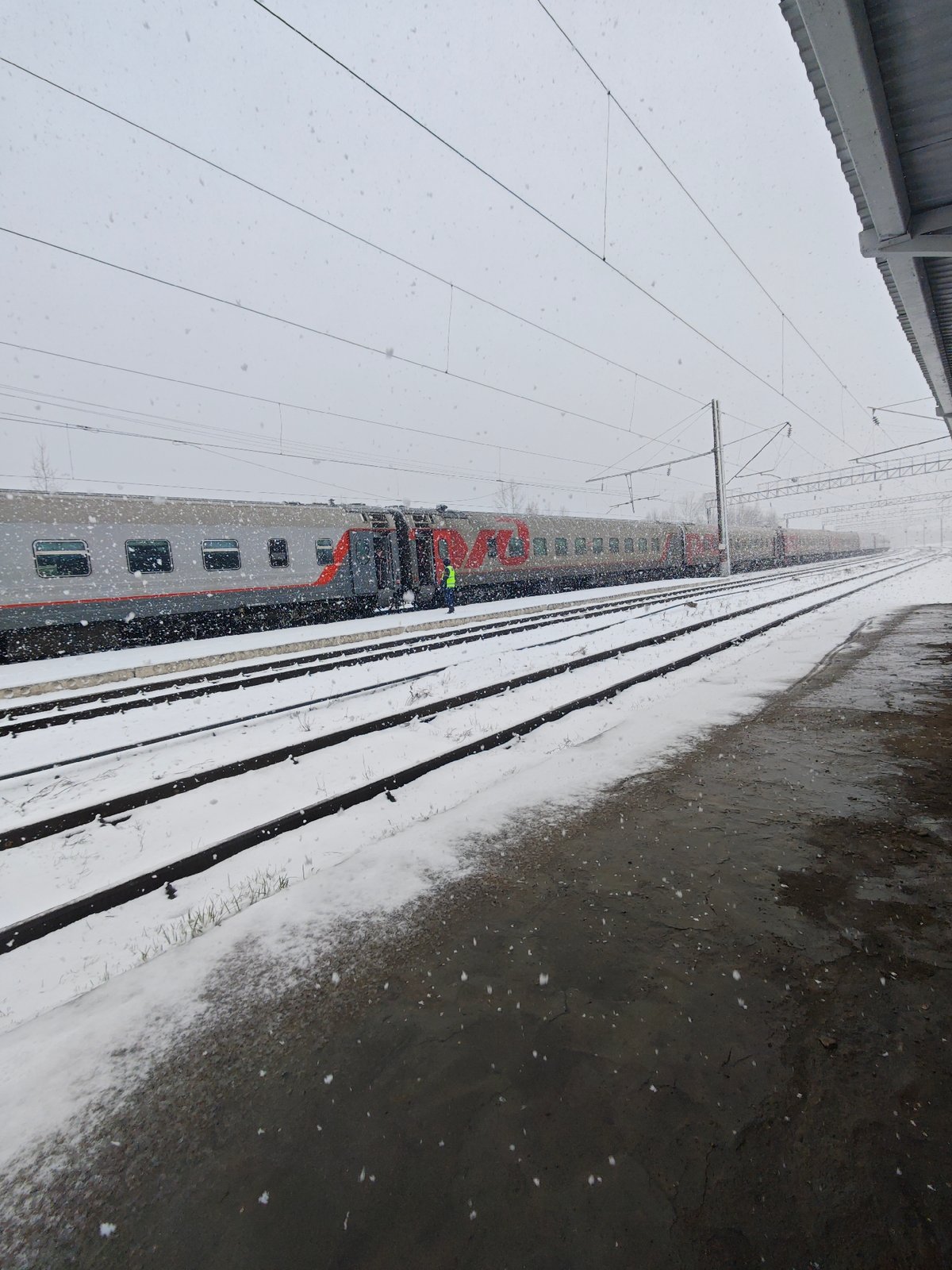 Snowy morning commute captured at Kambarka railway station