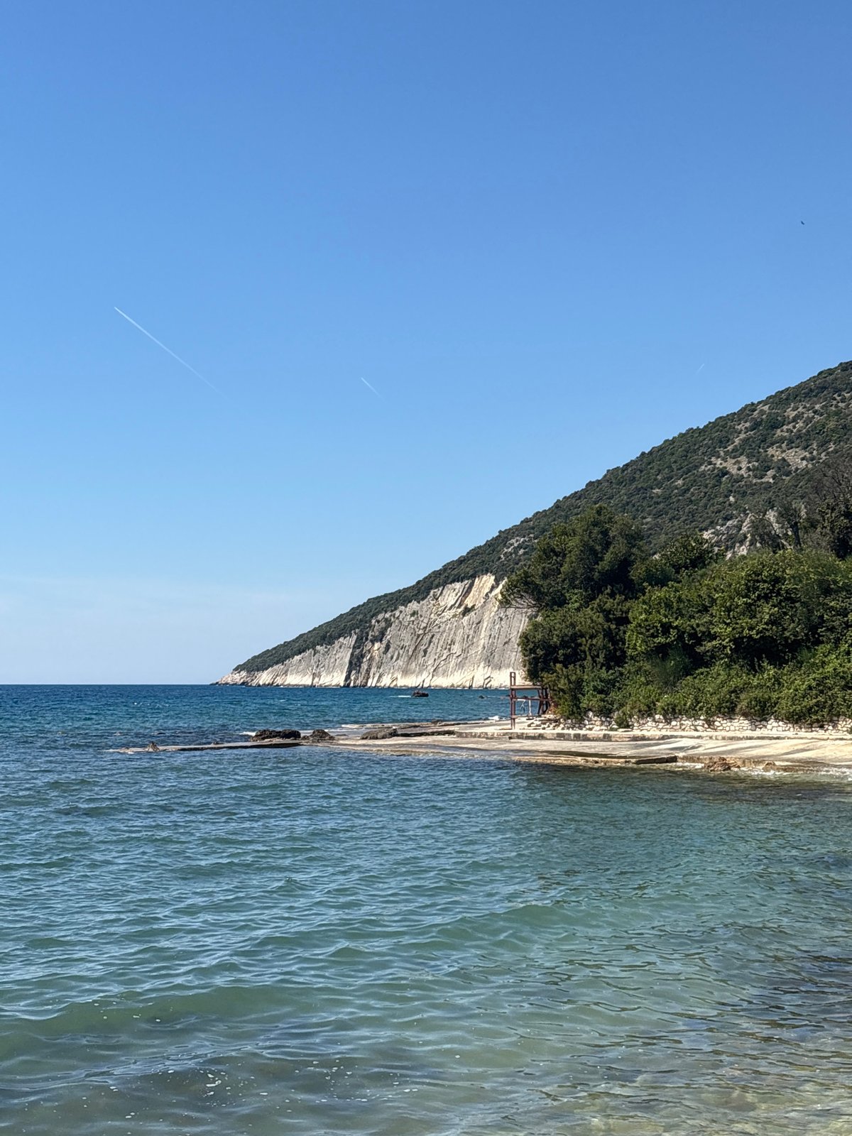 Sunny afternoon documented at Montenegro's Bratica-Braticë beach April 19