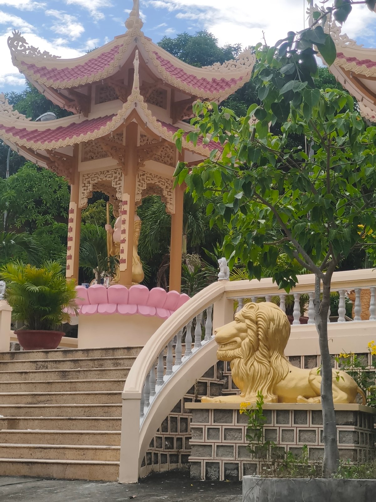 Up close with Buu Phuoc Pagoda's gates, dragons, and golden statues