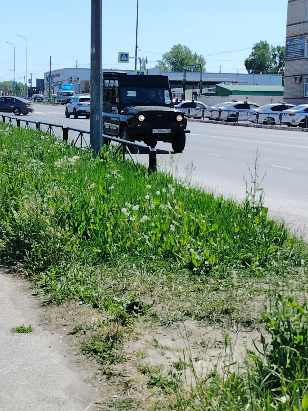 Vehicle straddles guardrail on Chaikovsky street during morning hours