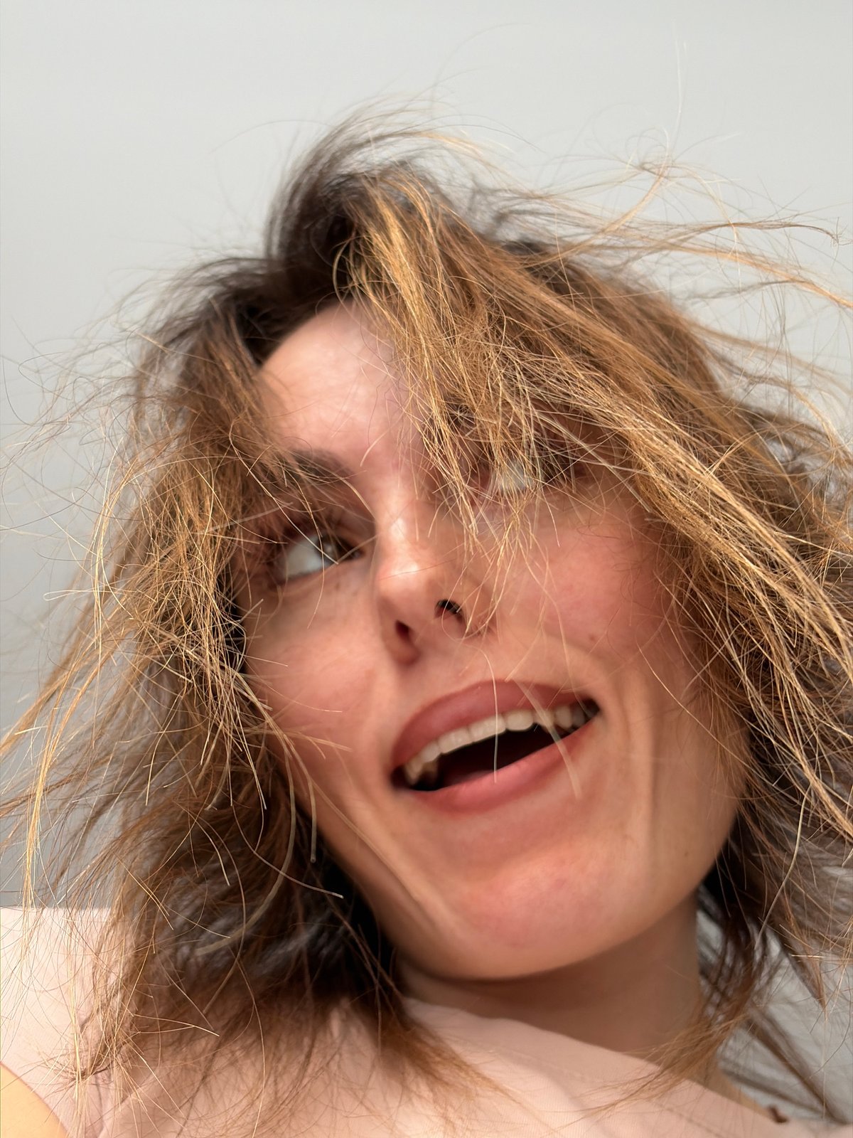 Woman documents playful early morning photo session in Sarapul