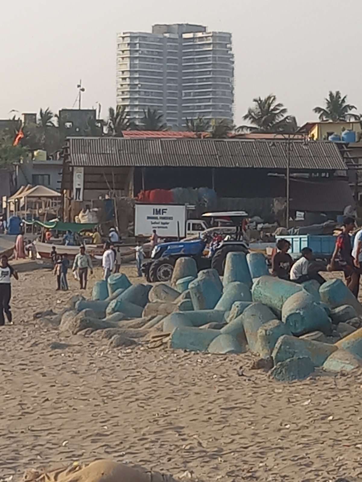 Mumbai beachfront life captured in 19-minute window