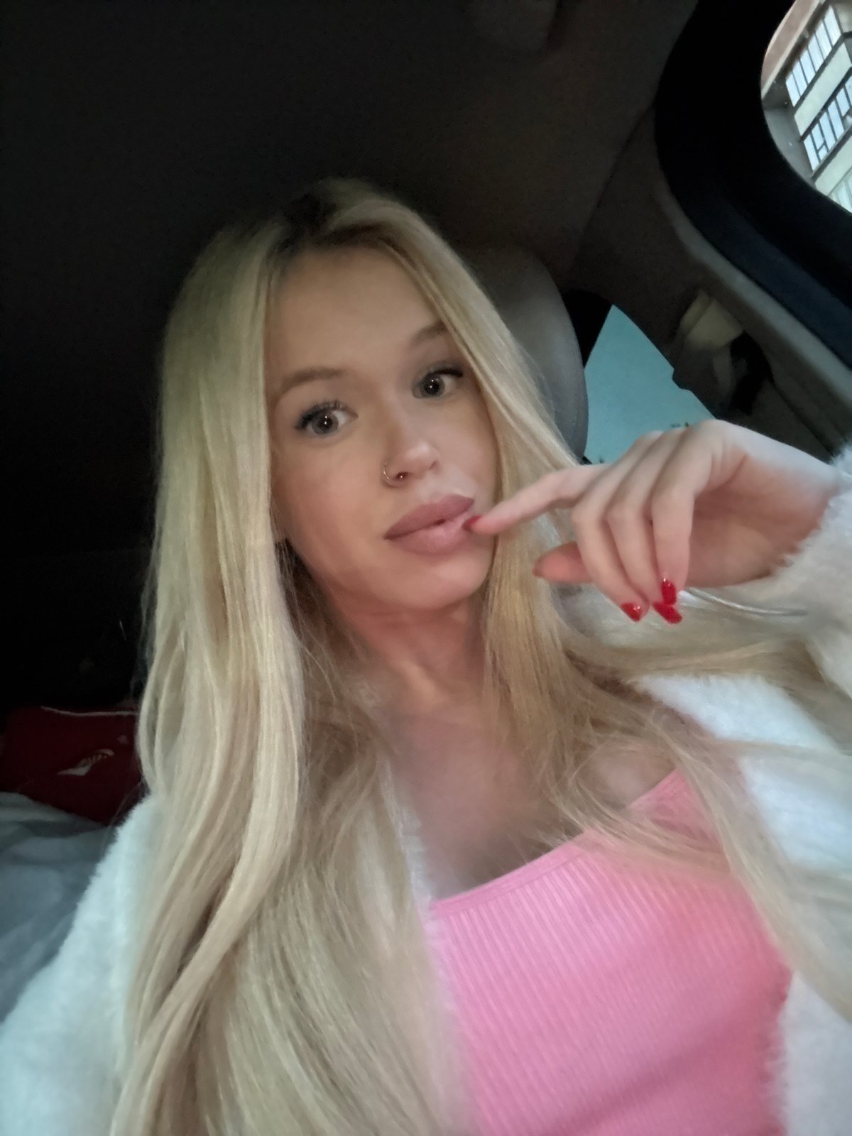 Pink car, pink top — a quick selfie stop in Shushary