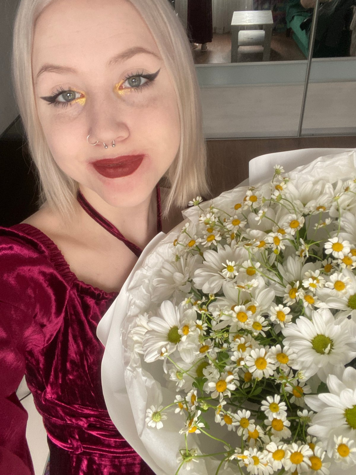 Woman poses with daisy bouquet in Izhevsk selfie session