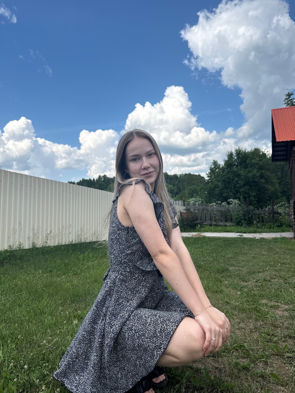 Rural photo session in Zhigalki with outdoor portraits and selfies