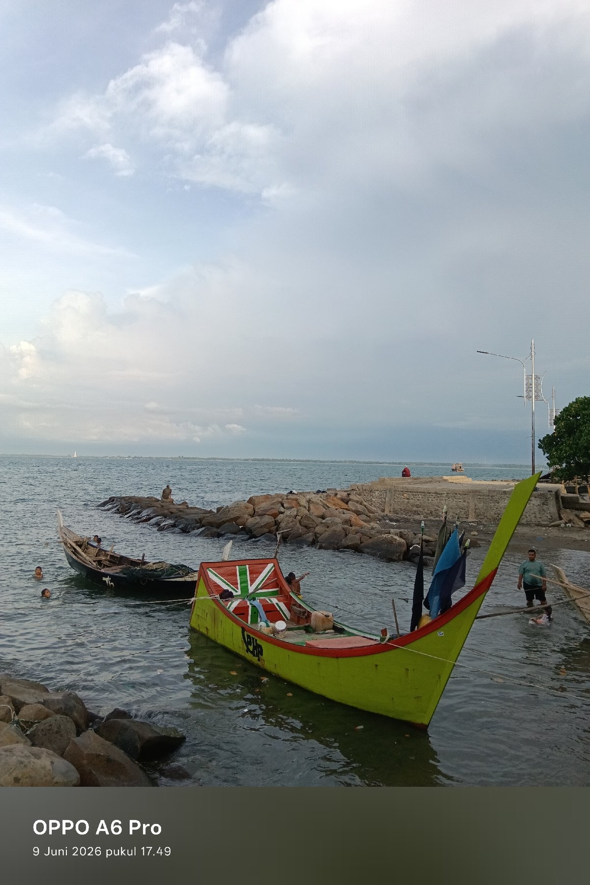 Fishing boats and swimmers captured at Lhokseumawe waterfront