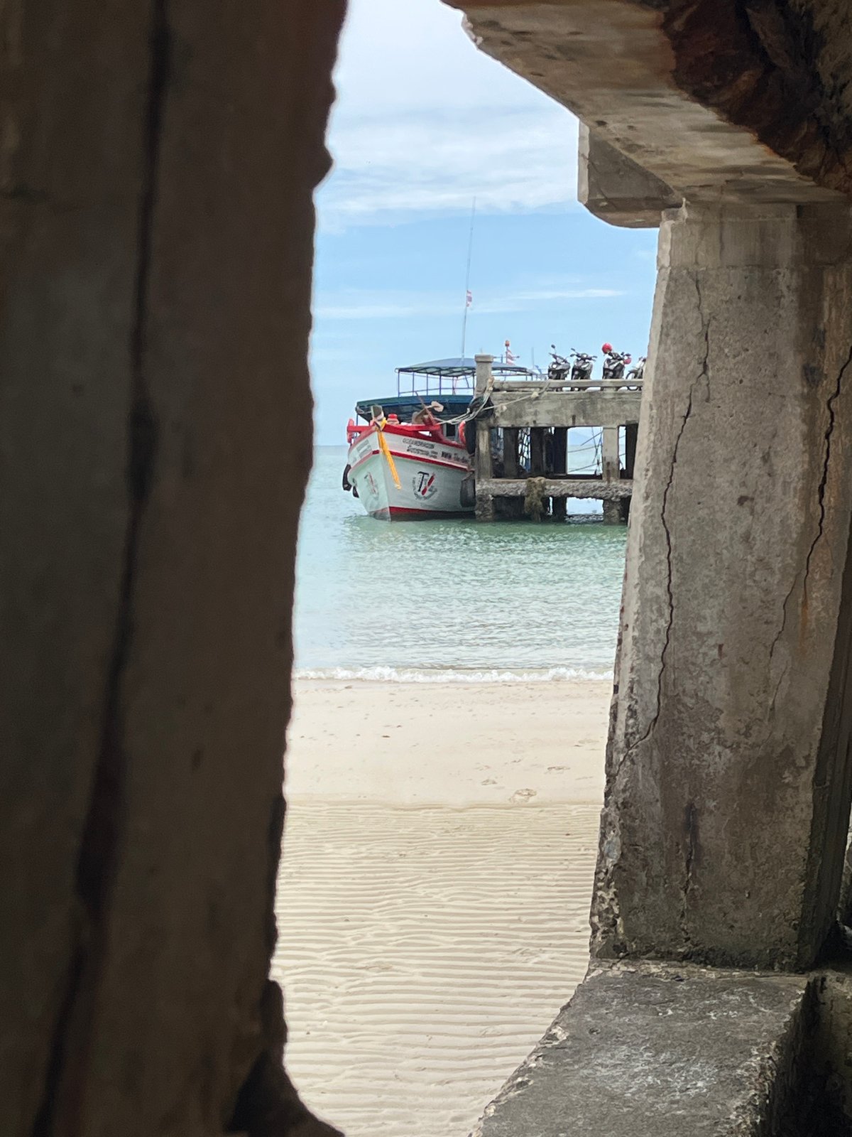 Tourist captures morning scenes around Koh Phangan beaches and cafes