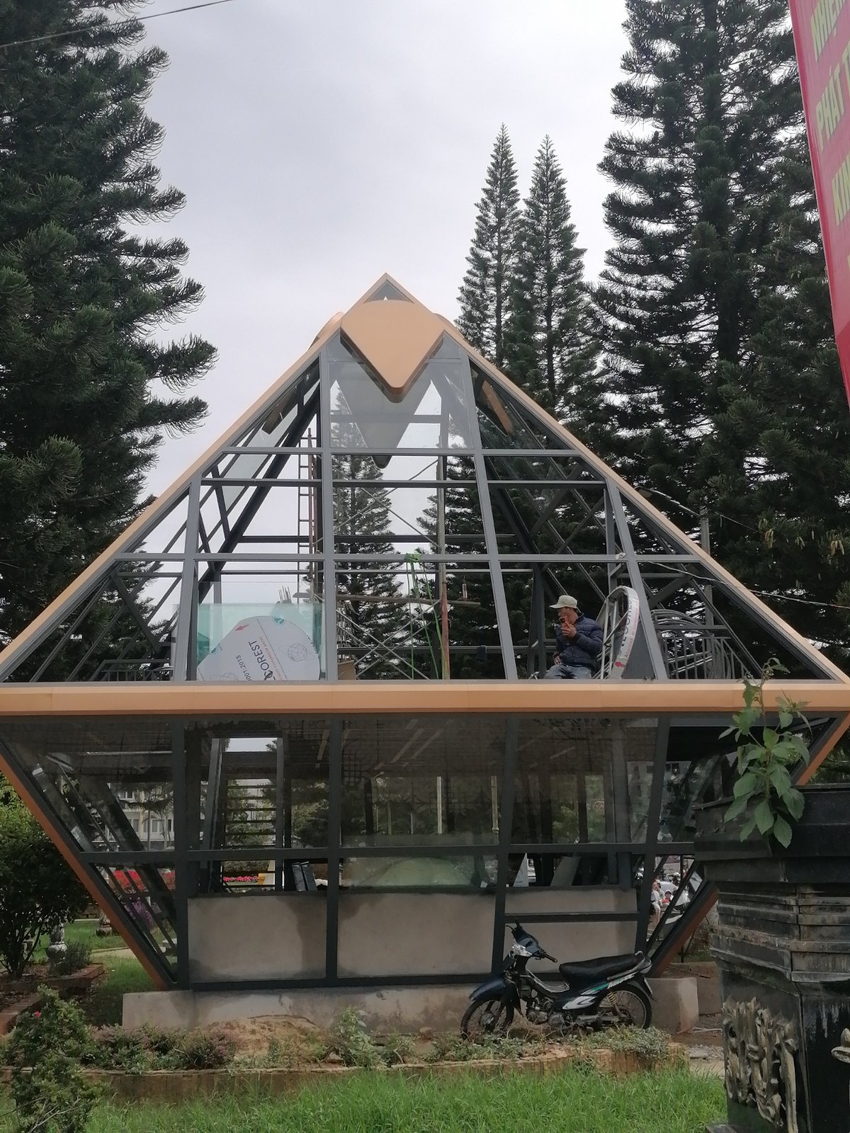 Da Lat streets, gardens, and flowers on a July morning