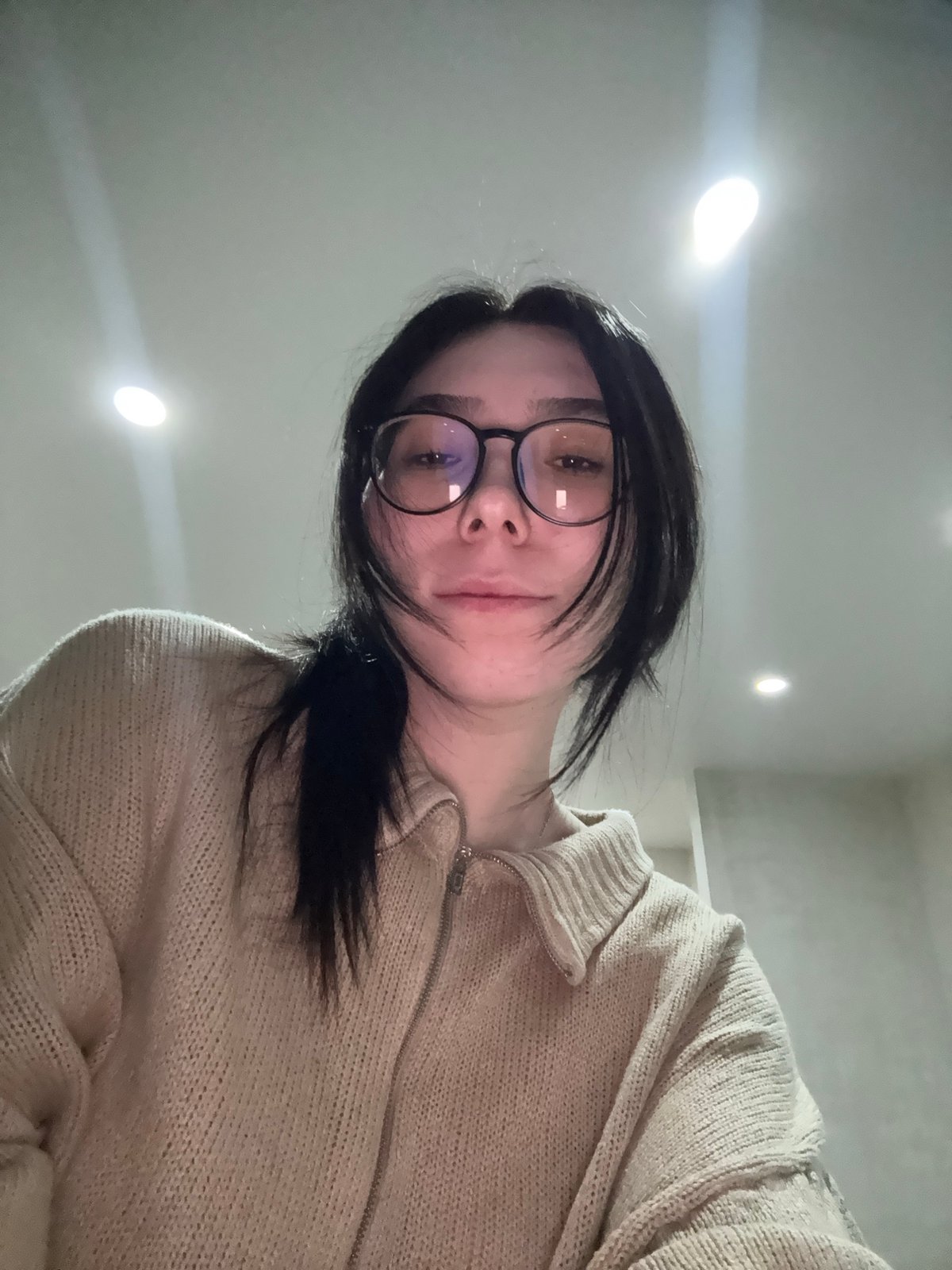 Woman takes selfies with cat in Izhevsk apartment
