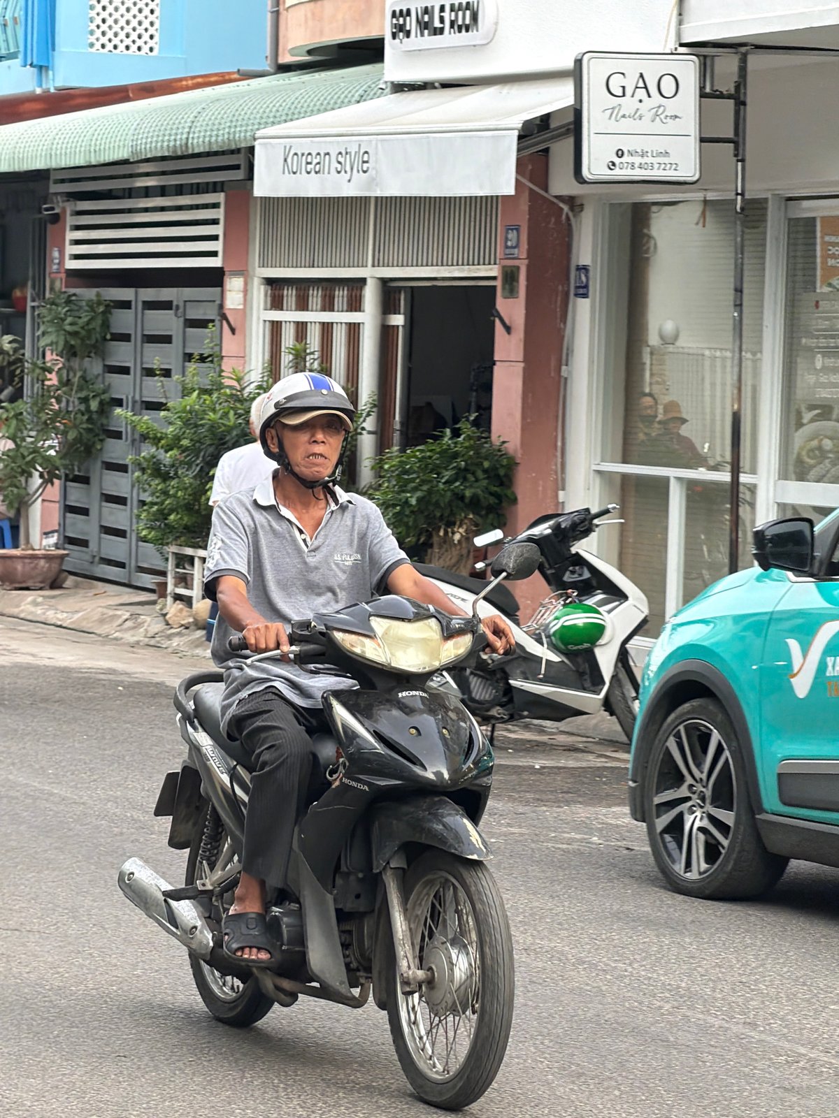 Nha Trang streets: traffic, food stalls, and local life