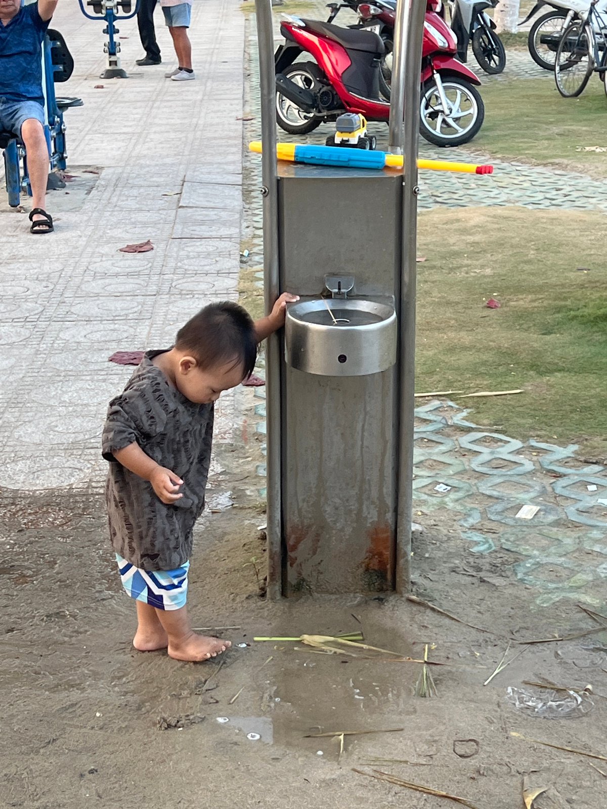 Daily life scenes documented across Nha Trang beaches and streets