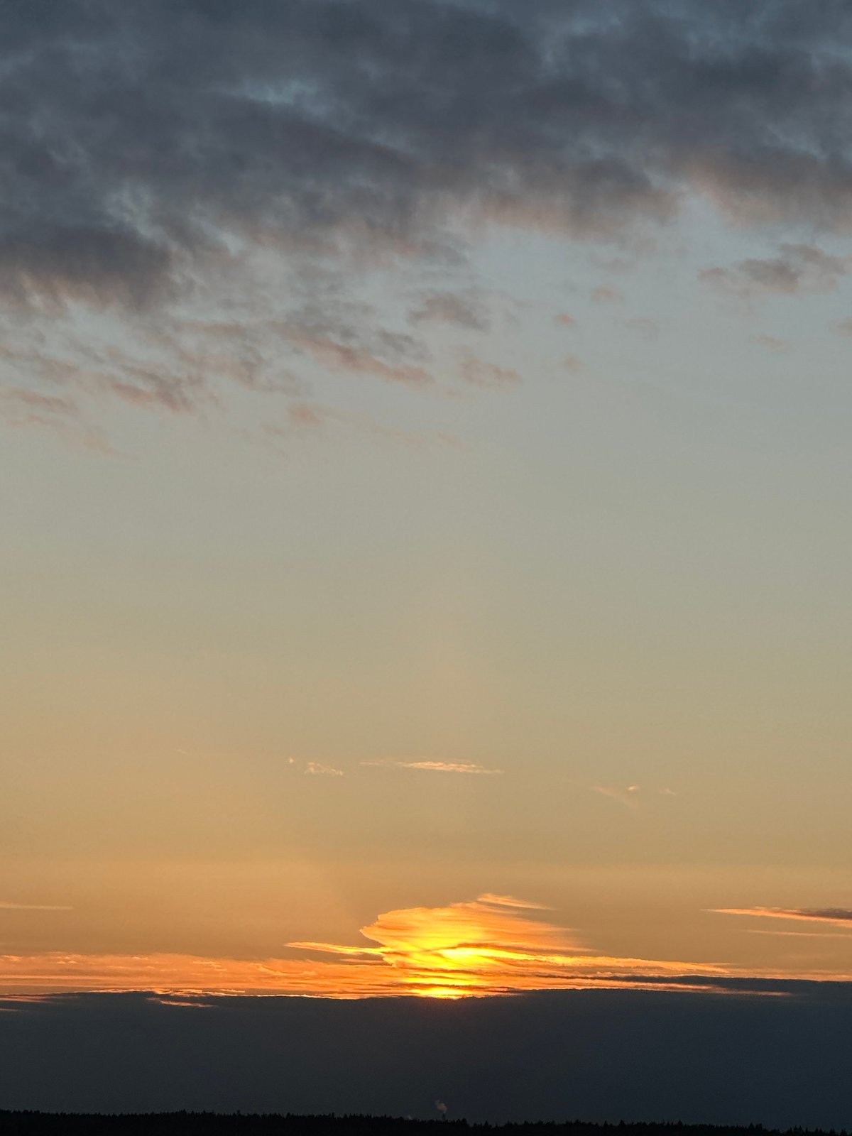 Moscow residents document sunset imagery and motivational content Thursday evening