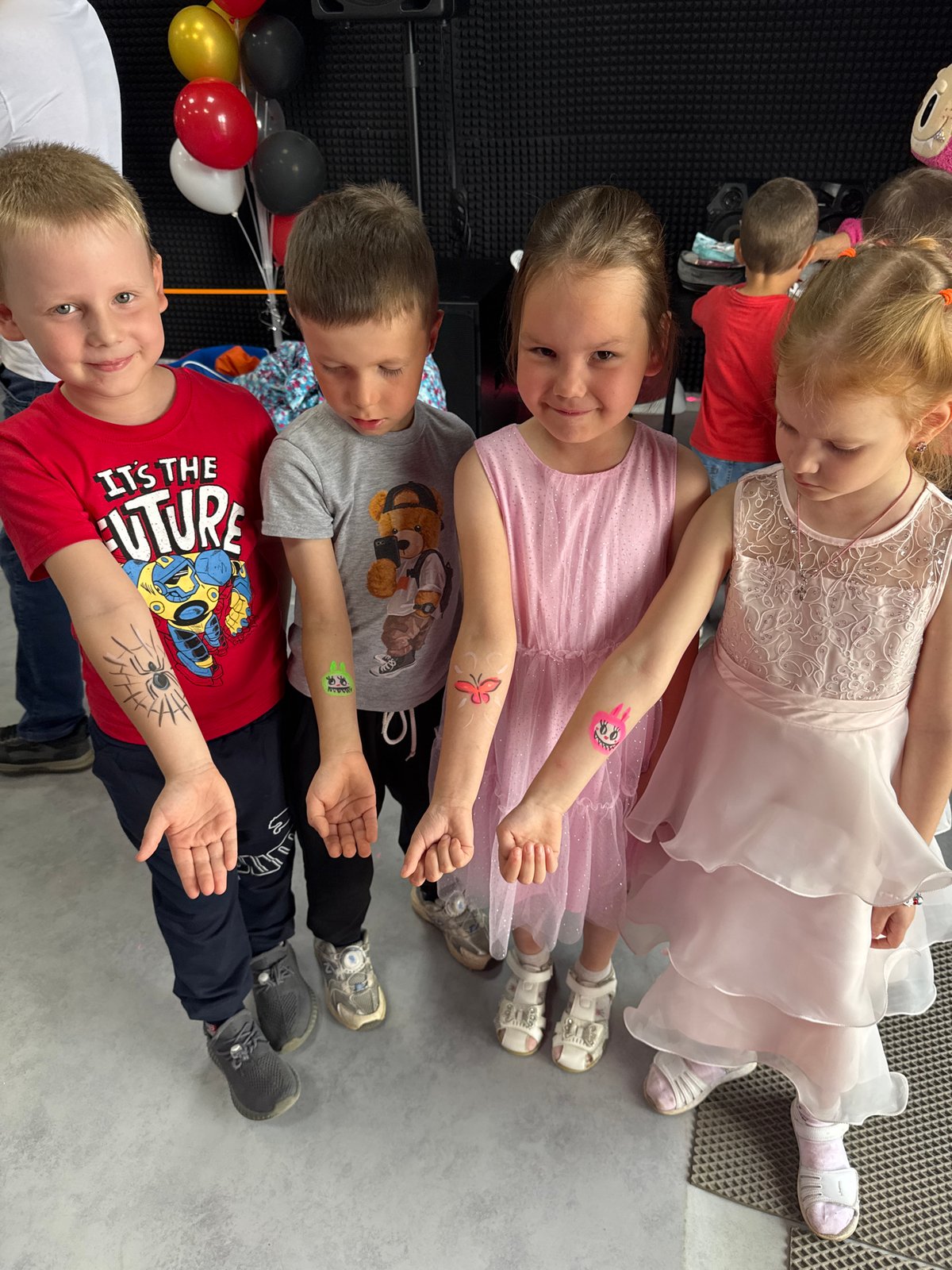 Children's party with confetti and face painting in Zav'yalovo