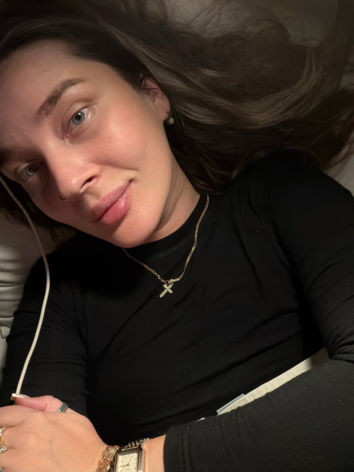 Woman photographed in indoor portraits in Moscow evening