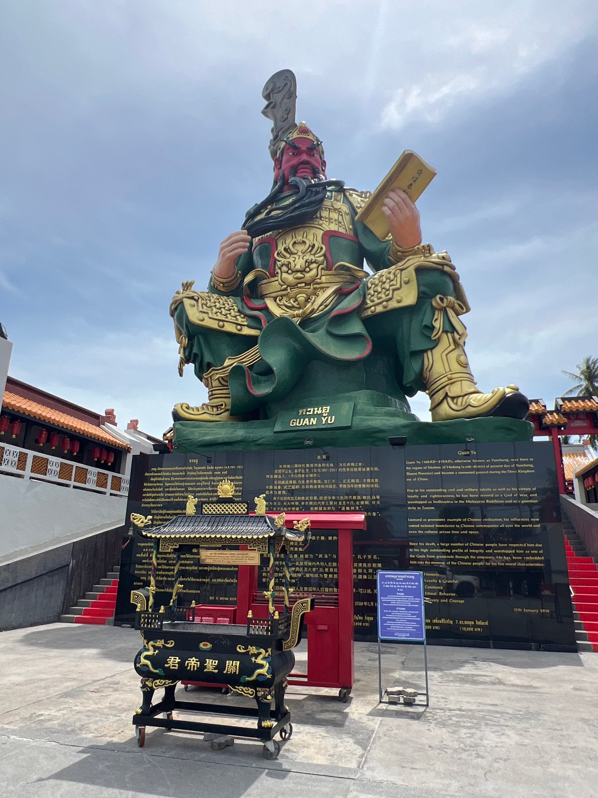 Large Guan Yu statue viewed from multiple angles
