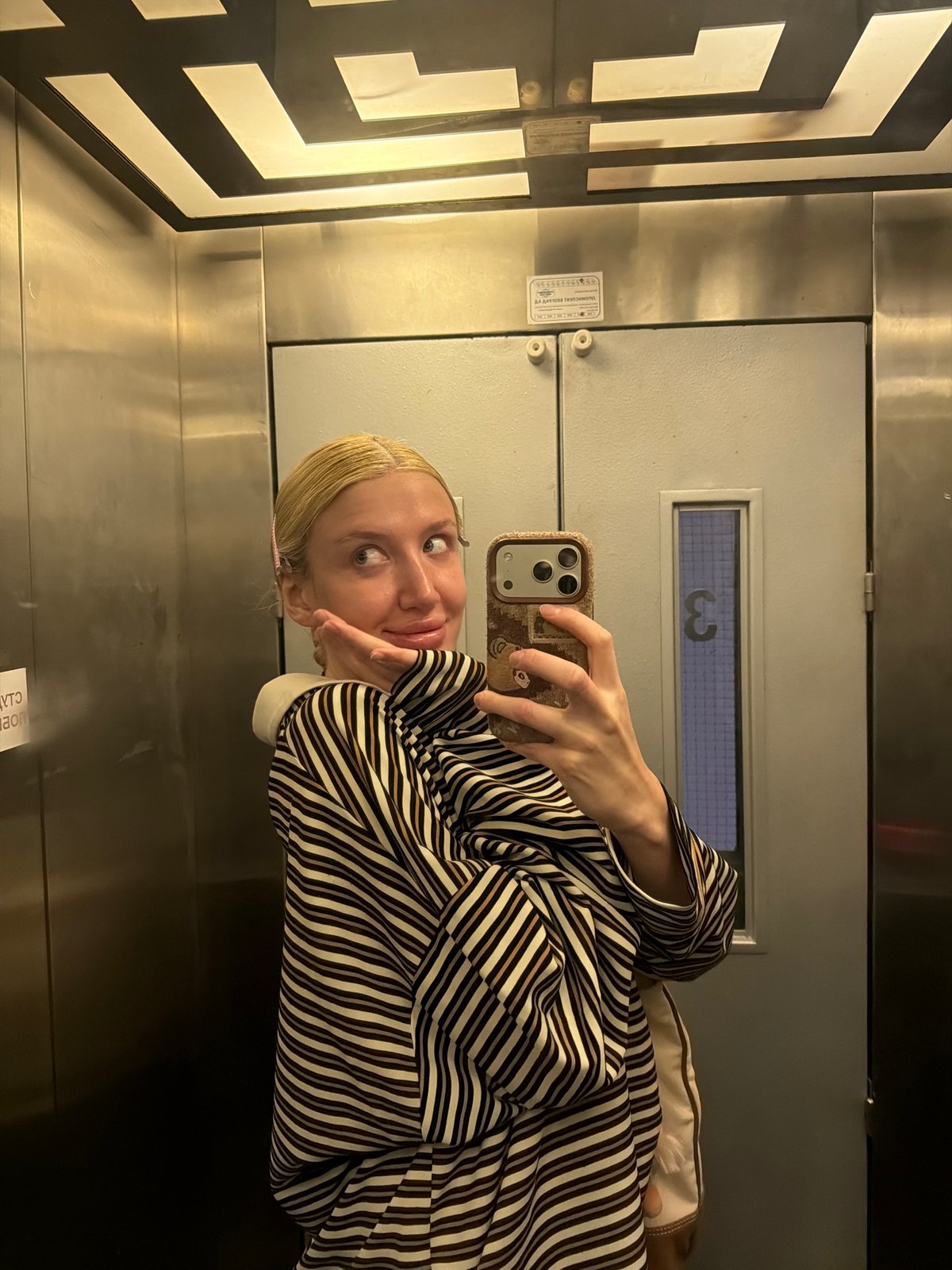 Woman takes selfie in Belgrade elevator, third floor