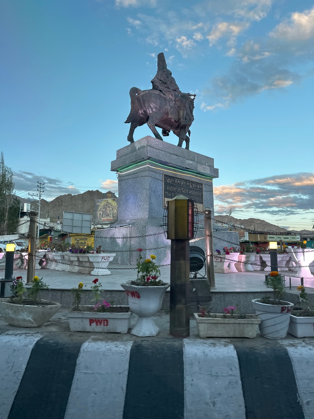 Royal statue and street market life in Leh, India