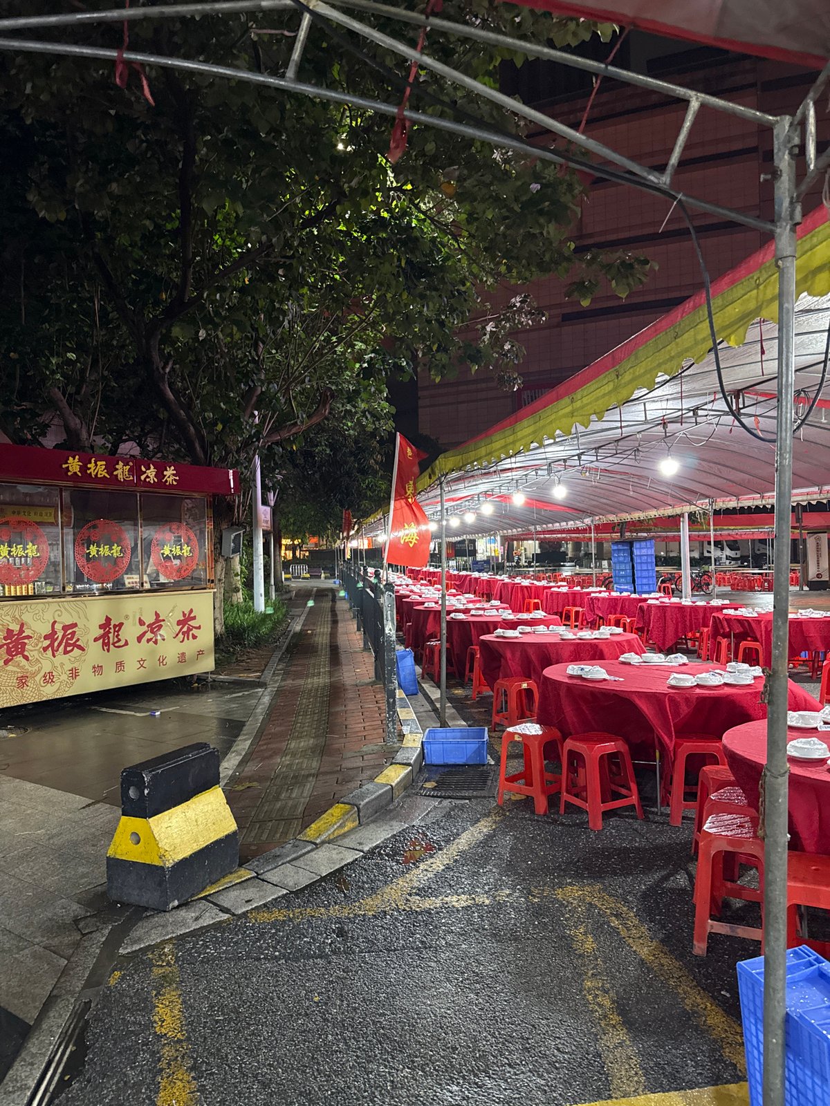 Haizhu District after rain: wet streets, outdoor dining, city lights