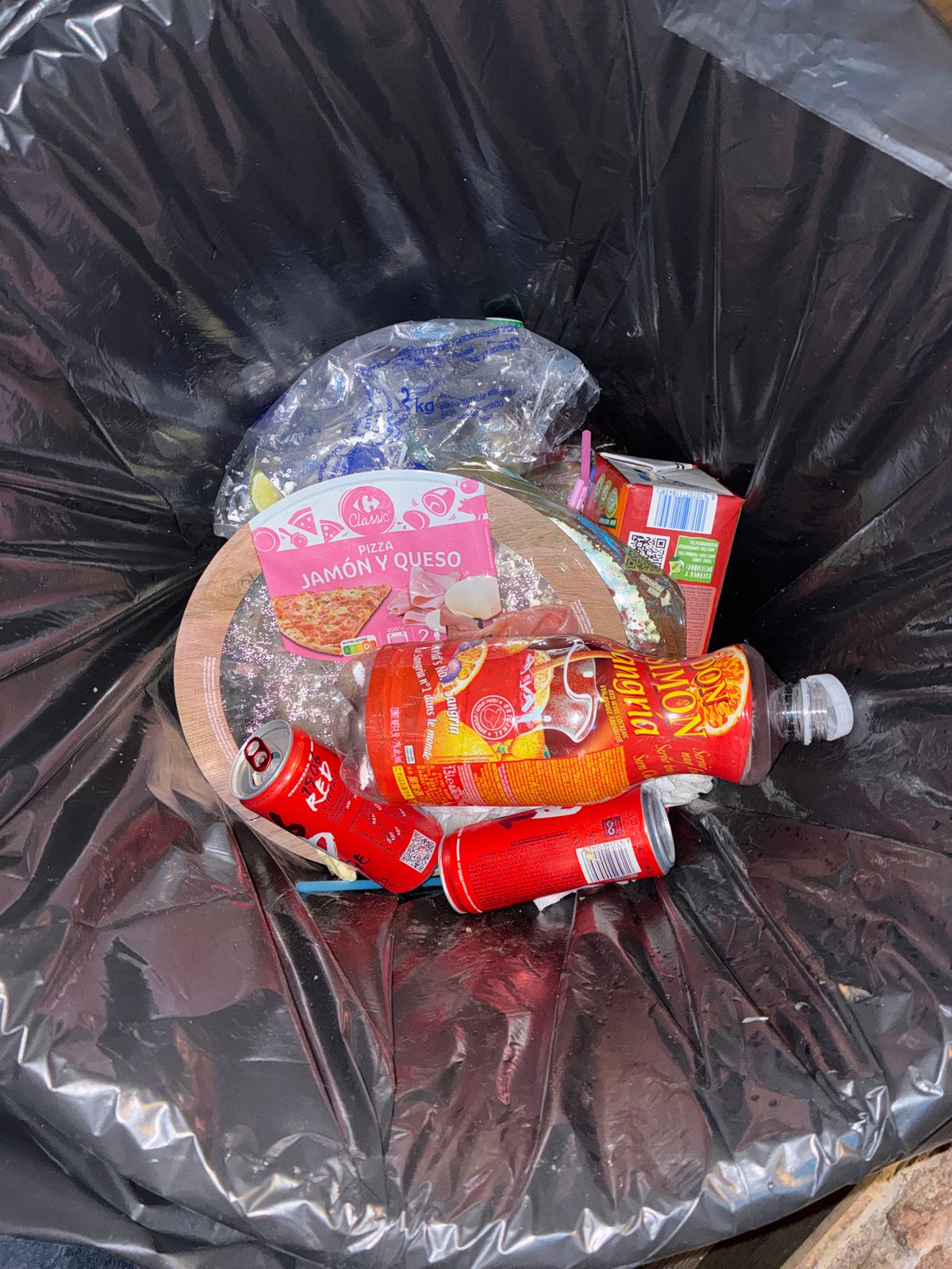 Barcelona witnesses document daytime litter, nighttime wet streets