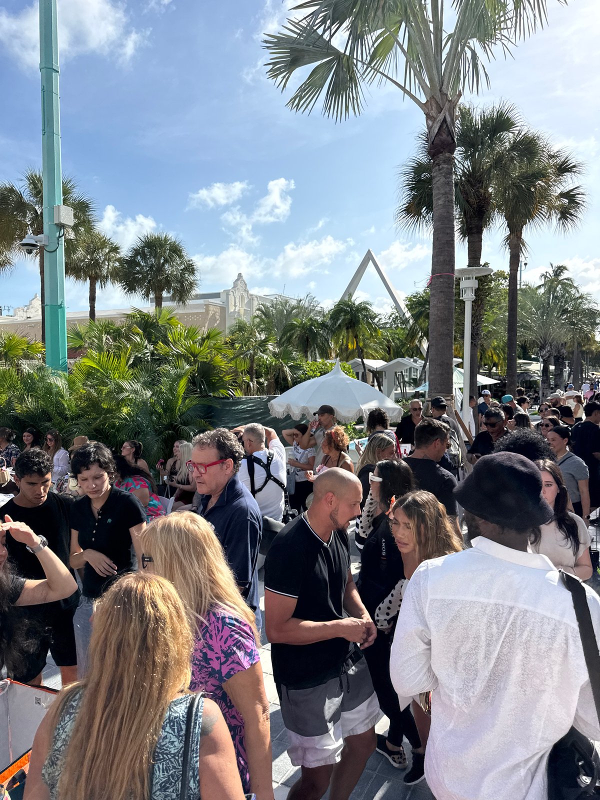 Street musician draws crowds during evening performance in Miami Beach