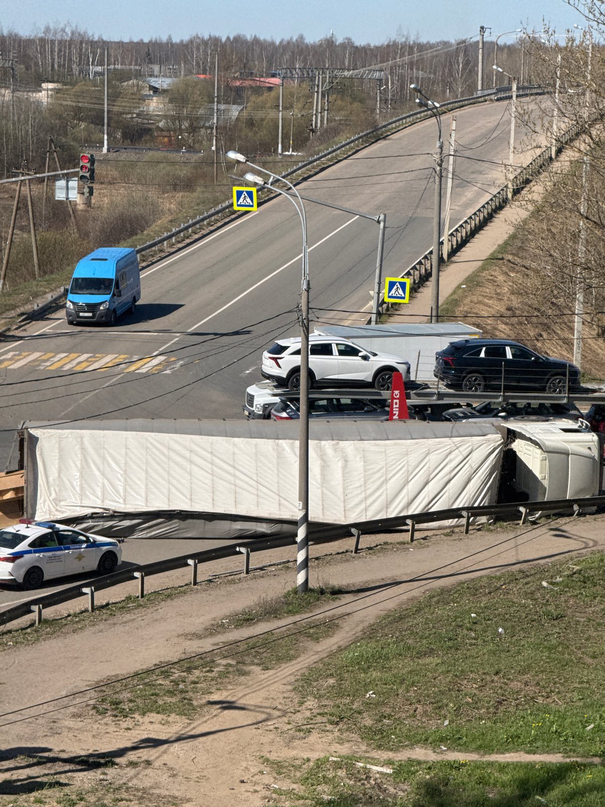 Morning street scene documented in Ново-Никольское, Russia